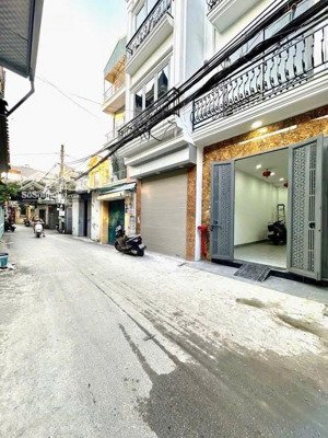 nhà mới xây độc lập 5 tầng-có thang máy-kinh doanh-ôto ngủ trong nhà, tk hiện đại