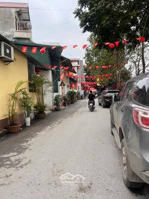 cần bán mảnh đất rộng 131m2, lô góc 2 mặt tiền 12m , ô tô vào nhà, giá 110tr/m2