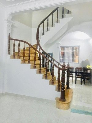 chỉ hơn 10 triệu nhà nguyên căn full đồ phố hồng tiến gần cầu ô tô cách 100m