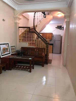 cho thuê nhà nguyên căn 4 tầng 3 phòng ngủ ngõ 155 cầu giấy, vào ở được luôn. ưu tiên hộ gia đình