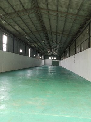 cho thuê nhà xưởnng mt đường xe container 40 feet đi 24, gần cầu lớn hóc môn, dt 1200m2, giá 55t