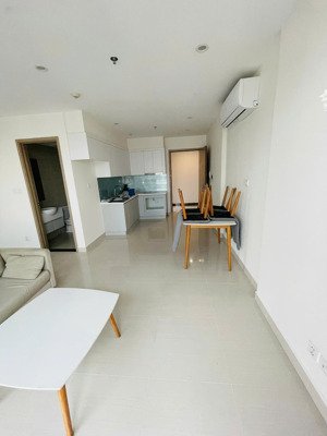 s217 . cho thuê căn hộ góc 2 ngủ +1 2wc . nội thất cơ bản hoặc full đồ . tòa có lễ tân và bảo vệ