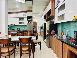 tôi cần bán nhà lai xá - hoài đức - gần đường 32 - 6,2 tỷ nhà 42m2 - nhà vẫn mới và đầy đủ nội thất