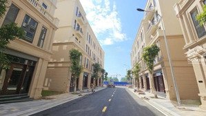 cần tiền bán gấp căn liền kề 63m sát grand world cổ loa