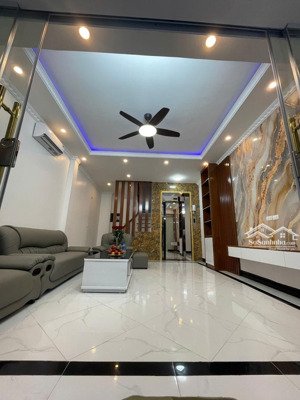 trung tâm cầu giấy xây 6 tầng thang máy dt 39m2 quanh 9 tỷ full đồ sổ đỏ mt 4.5 mét ,10 mét ra ô tô