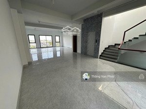 chủ nhà cho thuê nguyên tầng 7m, làm văn phòng, có thang máy ban công rộng, giá 14-15 triệu