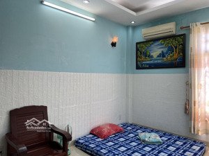 cho thuê phòng nhà mặt tiền q11. giá 2.5tr đủ tiện nghi