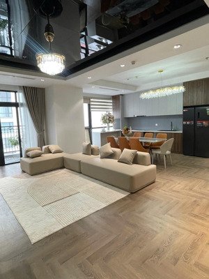 chính chủ gửi bán nhanh căn góc hoa hậu tại royal city. diện tích 180m2 - thiết kế 4 ngủ. 097361535