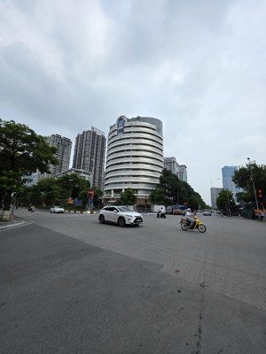 tòa nhà văn phòng. dịch vọng hậu. cầu giấy. 108 tỷ. 165m2 mt 10m 7 nổi 1 hầm. 2 vỉa hè k chút lỗi.