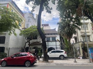 cho thuê biệt thự sân vườn view hồ tây mặt phố từ hoa, diện tích 170m2 x 3 tầng + sân 100m2, mt 15m