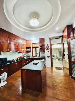 siêu phẩm nhà mặt tiền giáp võ văn ngân, gần đại học sư phạm kỹ thuật, dt 158m2, ngang 8.8m, 19 tỷ