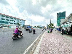 100m2 - ngang 5 dài 20 - hẻm xe hơi - ngay tên lửa