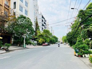 bán chdv ngay huỳnh tấn phát, phú thuận, quận 7, dt: 8x30m. h - 8 tầng - hđt 300 tr/th. giá 52 tỷ