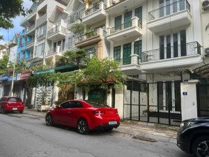 bán nhà phân lô cán bộ khu liên cơ mỹ đình . dt 106 m2, nhà 3 tầng , lô góc ,( giá 35 tỷ )