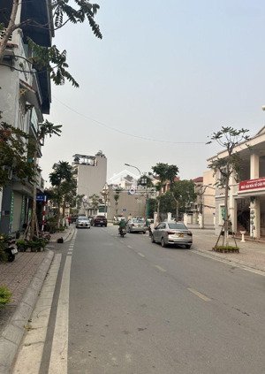 nhỉnh hơn 30 tỷ/ 224 m2/ 10 m tiền/ phúc lợi long biên/ đường 12m vỉa hè