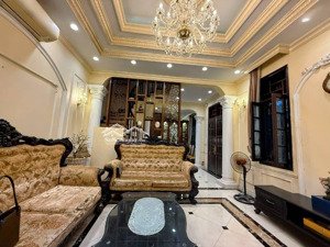 bán nhanh biệt thự trung tâm cầu giấy. 135m2 mt 7.5 mét _ khu yên tĩnh bảo vệ 24/7 giá chào 42tỷ