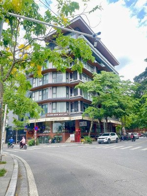 h. iế.m tây hồ- ngõ thông -gần ô tô -thang máy- dân xây- full nội thất-đầu tư giữ tiền - võng thị .