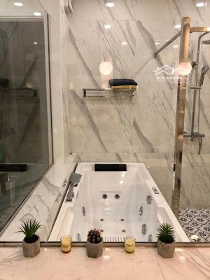 mặt tiền kinh doanh đường hoa, lô góc 4 tầng btct, 256 m2 khu vip phan xích long, phú nhuận