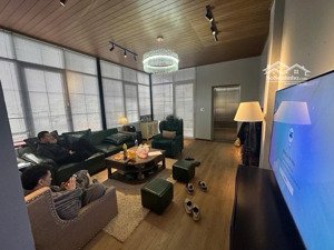 phố tứ liên 6 tầng thang máy. nhà mới xây 2 năm còn rất đẹp. chủ trẻ tuổi thiết kế hiện đại