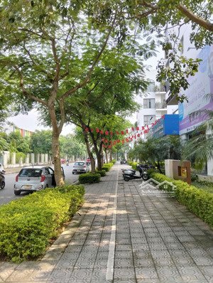 cần bán nhà tầng 1 chân đế, 50m2 x 2 tầng, nhà đẹp, ở kết hợp kinh doanh đỉnh, đô thị việt hưng