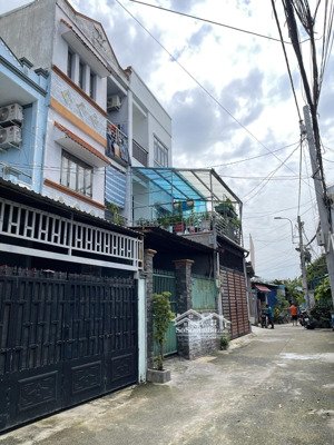 quá rẻ nhà 2 tầng ô tô ngủ trong nhà đường nhựa 4m 1 trục ra đình phong phú giá chào 4 tỷ 3