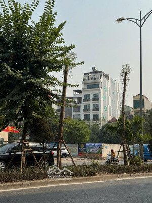 cho thuê 4 sàn văn phòng x 140m2 tại phố nguyễn hoàng