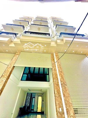 nhà mới đẳng cấp , 7 tầng thang máy - full nội thất cơ bản - ngõ rộng thoáng - sân rộng để 10 mâm