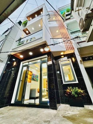 chốt căn nhà nằm ngay trên đường lê văn lương, quận 7 - giá: 5,62tỷ/5,6mx13m. gần đh tôn đức thắng