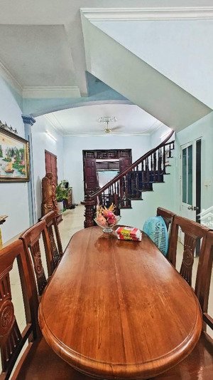 căn nhà ở sướng, giá tốt, gần trung tâm phố.