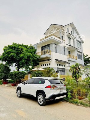 biệt thự đẹp mặt tiền công viên - ngang 10m - thang máy