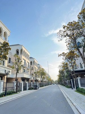 cần bán gấp căn liền kề hải âu 65m2. đã có sổ. rẻ nhất vinhomes ocean park 2