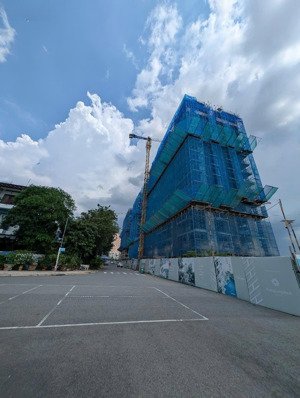 cần bán gấp căn 2pn view landmart 81 block b tầng cao. giá 4ty150 bao gồm vat