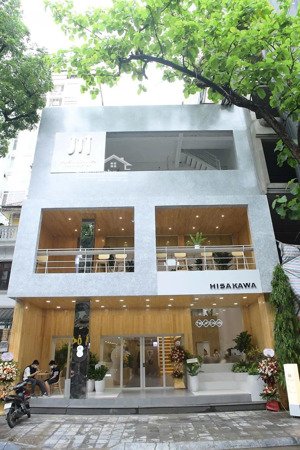 cho thuê nhà mặt phố huỳnh thúc kháng, dt 75m2x4 tầng, mặt tiền 5.5m, vị trí kinh doanh sầm uất