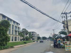 chính chủ bán lô góc hai mặt tiền đường bưng ông thoàn giá 7.5 tỷ ( sổ sẵn )