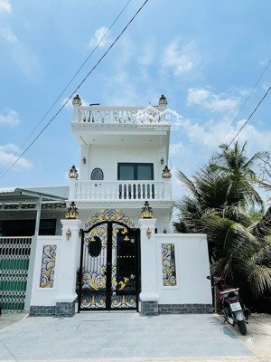 hiếm ! nhà mặt tiền hl90c, đạo thạnh, mỹ tho (ngay quảng trường)dt:5,2x14,64 có 3pn, giá 2,79 tỷ tl