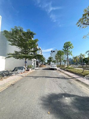 chuyên bán đất khu dân cư saigon south 1181 lê văn lương , phước kiển . dt: 5x16 . giá : 6 tỷ