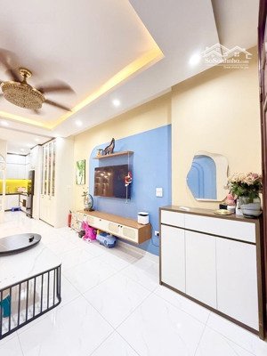 bán nhà phú diễn 38mx5t, cạnh đh tài nguyên, phố kinh doanh sầm uất, gần chợ , an sinh đỉnh sđcc.