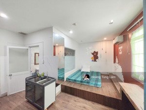 ban công cửa sổ thoáng nội thất đầy đủ