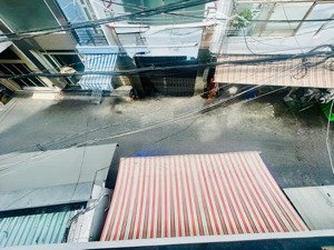 nhà mới 3 tầng - mặt tiền kinh doanh sầm uất - nhỉnh 8 x - ngay chợ - có dòng tiền