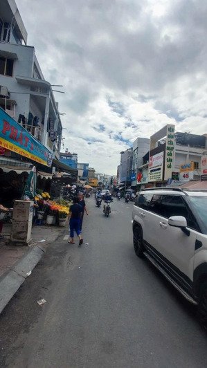 kiếm đâu mặt tiền đường lớn 300tr/m2 dt 4.1 x25m cn 100m2 kc trệt 3 lầu st hđt 70tr. giá 31.5 tỷ tl