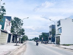 cần bán nhà mặt tiền đường 20m5 khu an phú sinh, tp quảng ngãi, giá 2,4 tỷ thương lượng , 100mv đất