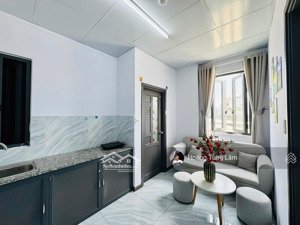 tòa nhà hiện đại, thang máy, bảo vệ, tách phòng ngủ nội thất đầy đủ