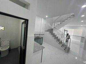 nhà 2 tầng, 2 ngủ, 2 wc mới toanh tại trung tâm thành phố nha trang giá chỉ 2 tỷ 6 .