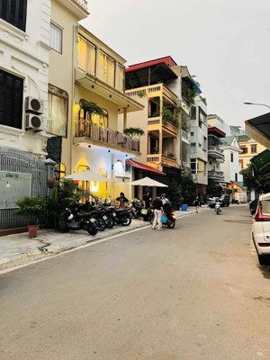 phố hào nam - đống đa- ngõ to như phố - 2 mặt ô tô - diện tích 150m - mặt tiền 7.2m - 70 tỷ