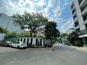 chỉ 40.5 tỷ. mặt tiền ngay cụm xuân thủy và nguyễn văn hưởng. dt(7.5x25m). gpxd: hầm. 5 tầng.