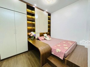 phố hồng mai 40m 5 tầng , nhà dân xây còn đẹp, gần ô tô