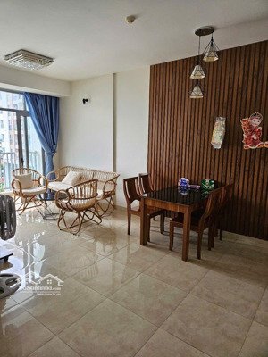 cần bán gấp căn hộ sổ hồng 3pn, 2wc ,dt 85 m2.khu trung tâm q7. đủ tiện ích..lh 