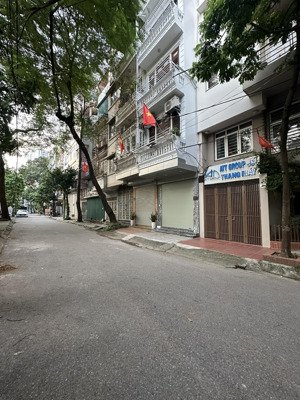 bán nhà phân lô đền lừ, khu phân lô , cạnh hồ đền lừ. diện tích 53m2 mt 6m, 6 tầng 10 phòng ngủ.