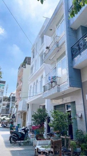 nhà 3 tầng mặt tiền đường số 12 m lý phục man quận 7. 6*25 giá 20,3 tỷ.