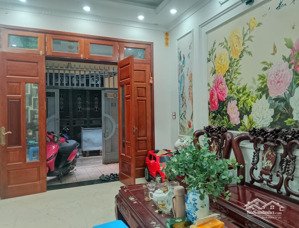 nhà 5 tầng ngõ 92 nguyễn khánh toàn.
cách mặt phố chỉ 20m, ngõ to ô tô tránh.
nhà đẹp, hiện đại.